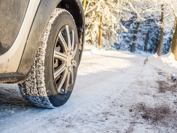 Neumático de invierno en una carretera de invierno — Foto de Stock