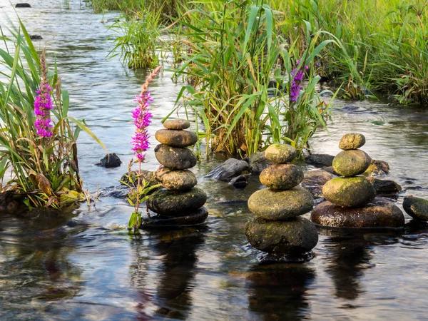 Piedras en el Agua Wellness —  Fotos de Stock