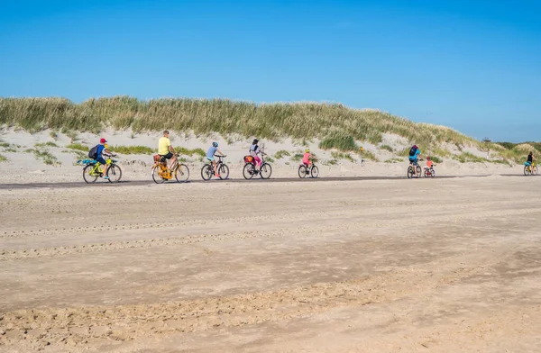 Kuzey Denizi 'ndeki plaja bisiklet yolu. — Stok fotoğraf