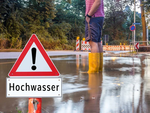 Tysk uppmärksamhet översvämning man med gummistövlar — Stockfoto