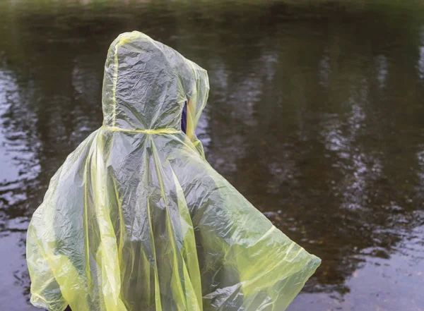 Frau mit Regenmantel — Stockfoto