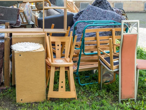 Déchets encombrants devant la maison — Photo