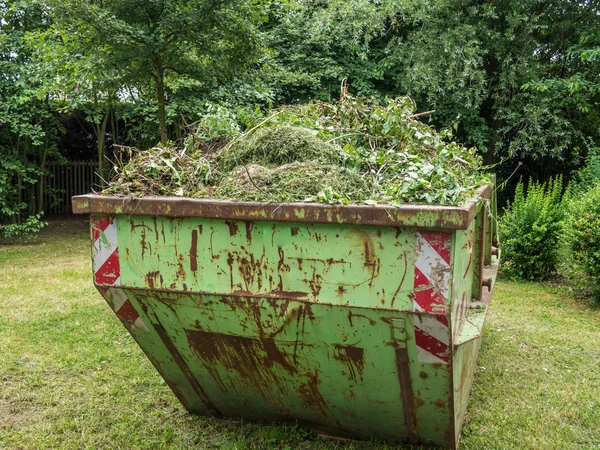 Pojemnik z zielonym cięciem łąki — Zdjęcie stockowe