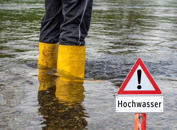 Översvämningsskylt tyska "Hochwasser" — Stockfoto