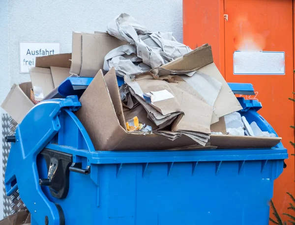 Voller Papiercontainer in Deutschland — Stockfoto