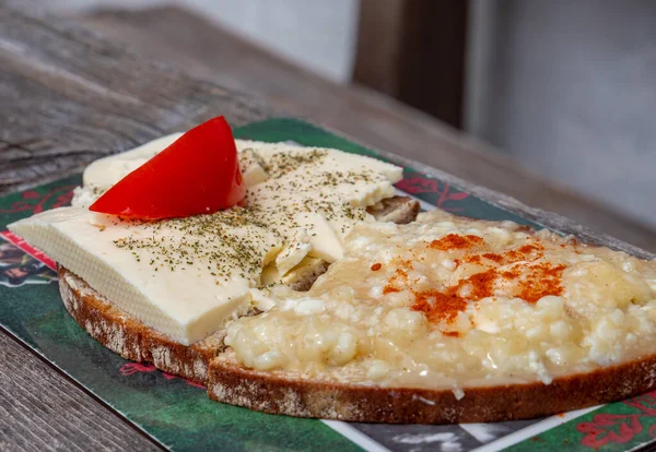 Pane al formaggio su un pascolo di montagna nelle Alpi — Foto Stock