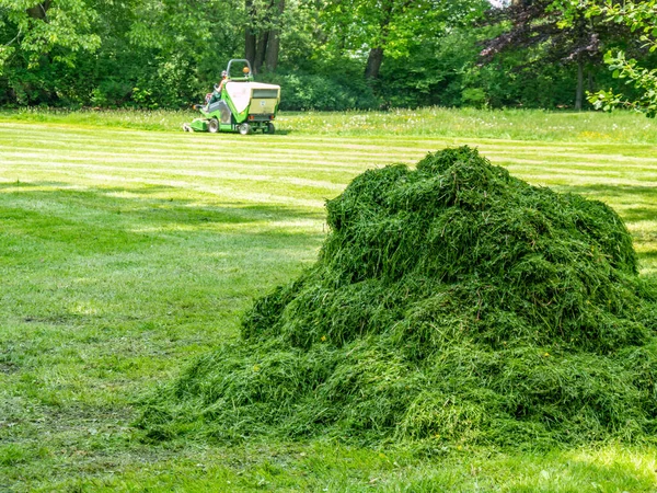 Trator de gramado em um prado — Fotografia de Stock