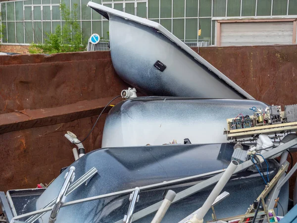 Container with bathtub iron scrap — Stock Photo, Image