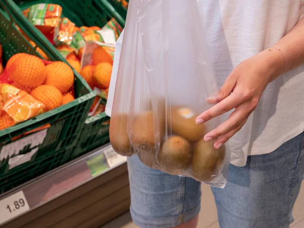 Kiwis en bolsa de plástico en el supermercado —  Fotos de Stock