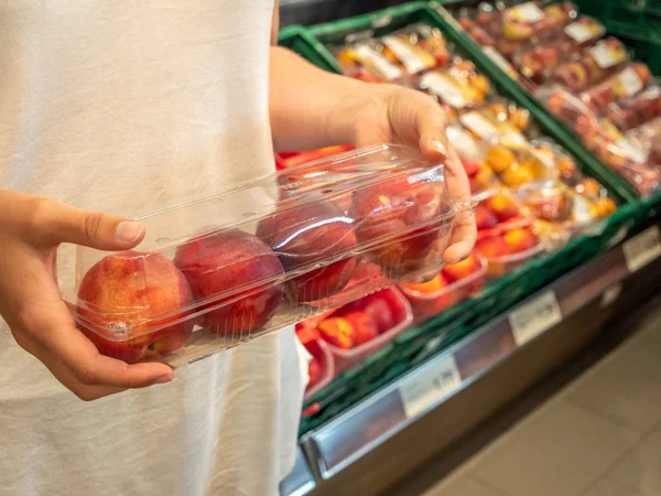 Персик в пластиковій обгортці в супермаркеті — стокове фото