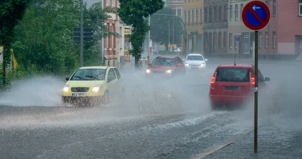 Översvämning av vägen i kraftigt regn — Stockfoto
