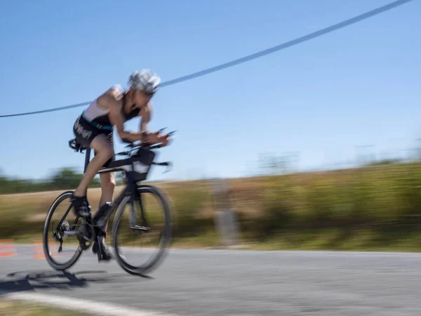 Cyclistes au triathlon sur la rue — Photo