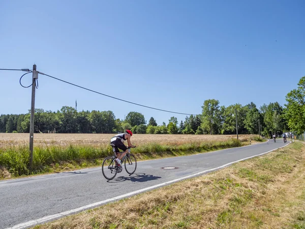 Cyclistes au triathlon sur une route de campagne — Photo