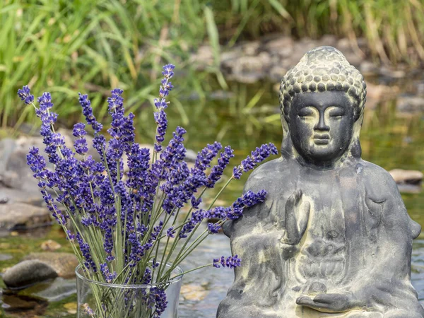 Estatua de Buda con lavanda Zen —  Fotos de Stock