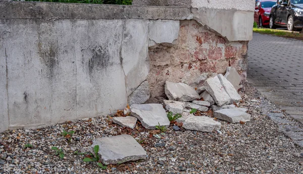 Panorama house wall with building damage in the wall plaster — Stock Photo, Image