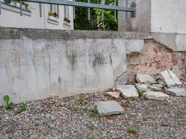 House wall with structural damage in the wall plaster — Stock Photo, Image