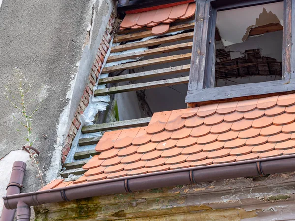 Roof with broken roof tiles after a bad weather — Stock Photo, Image