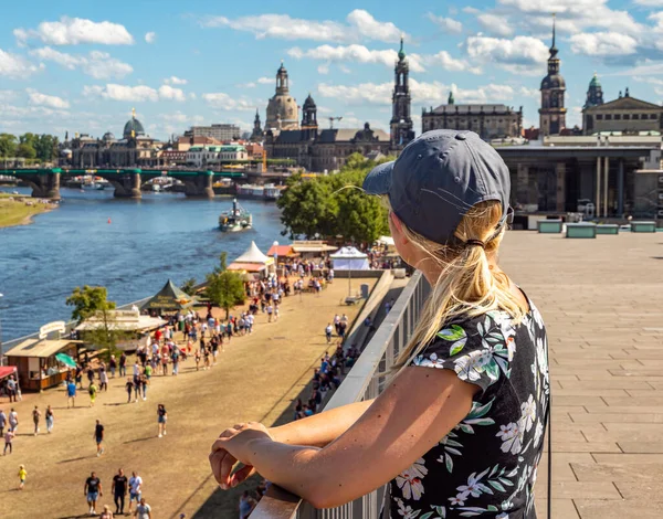 Ung turist tittar på Dresden i Sachsen — Stockfoto