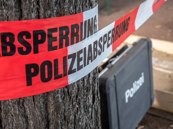 Nastro barriera polizia tedesca con valigia — Foto Stock