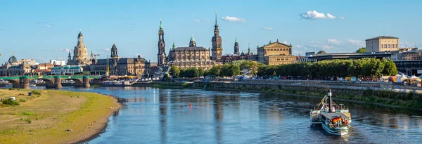 City panorama of Dresden in Saxony — Stockfoto