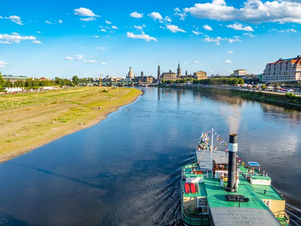 Elbe river with steamer in Dresden — Stockfoto