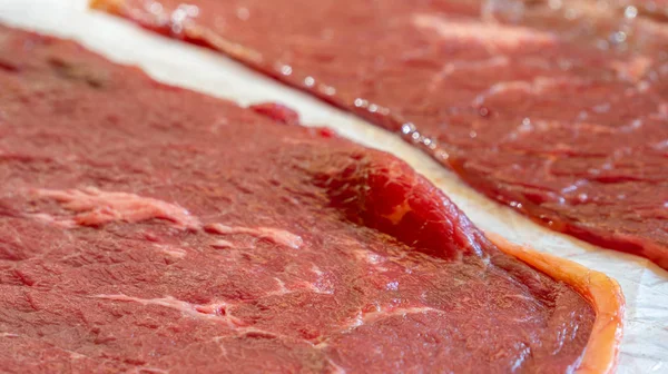 Frischfleisch vom Metzger — Stockfoto