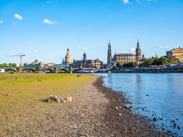 Water shortage on the banks of the Elbe in Dresden — Stockfoto