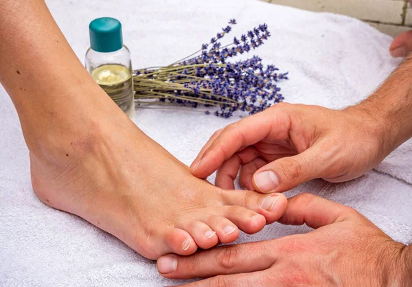 Vrouw massages haar voeten concept — Stockfoto
