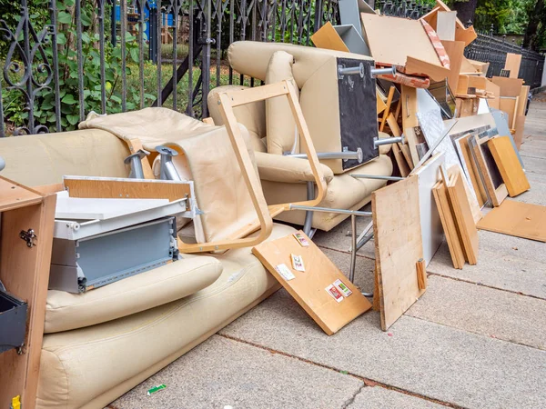 Bulky waste collection Waste disposal on the roadside — Stock Photo, Image