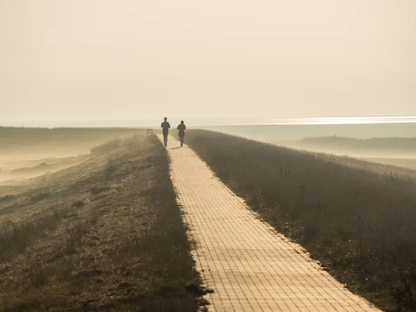 Brzy ráno mlha na hrázi Severní moře — Stock fotografie