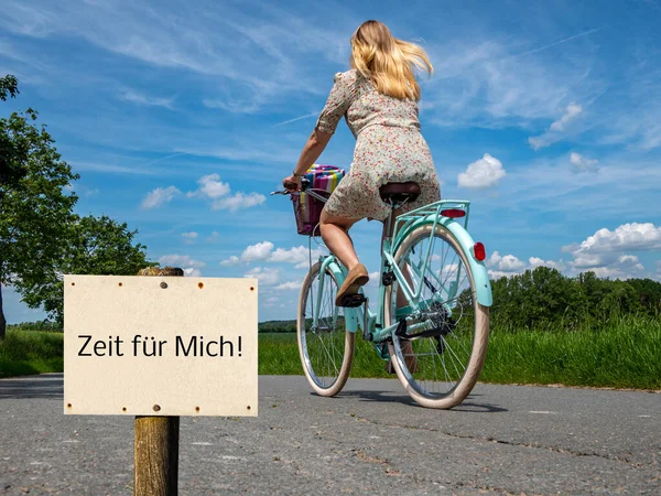 Tijd voor mij met het fietsbord in het Duits — Stockfoto