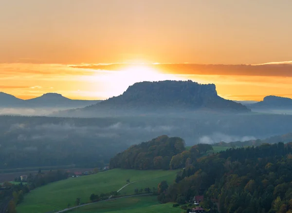 Немецкая Саксония Эльба Песчаник горы на закате — стоковое фото