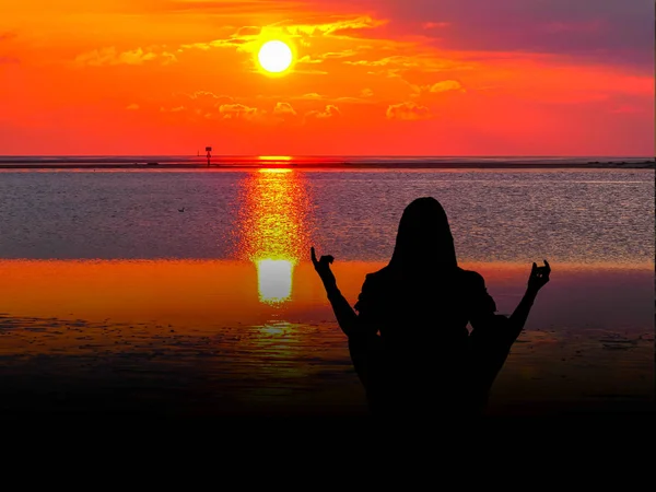 Meditace na moři při západu slunce — Stock fotografie
