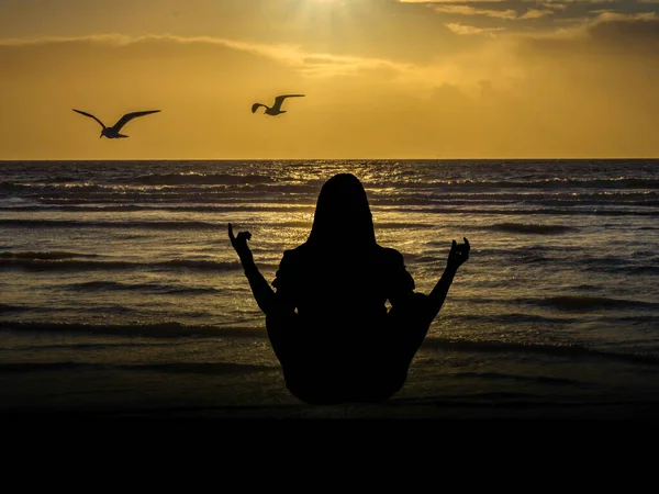 Meditace u moře ve večerním slunci — Stock fotografie