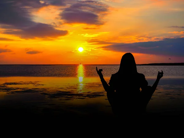 Jóga a meditace. Silueta na pláži — Stock fotografie