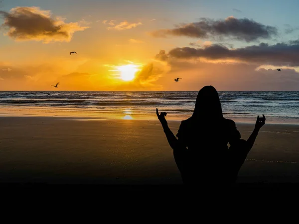 Silueta o meditacích u moře — Stock fotografie
