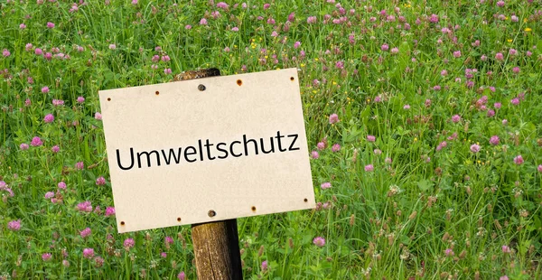 Sinal de proteção ambiental alemão em um prado — Fotografia de Stock