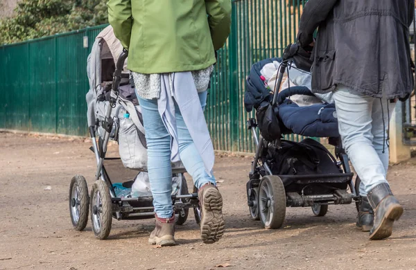 Молодые матери с коляской — стоковое фото