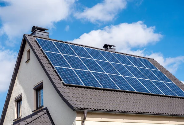 Solární energie na domově — Stock fotografie