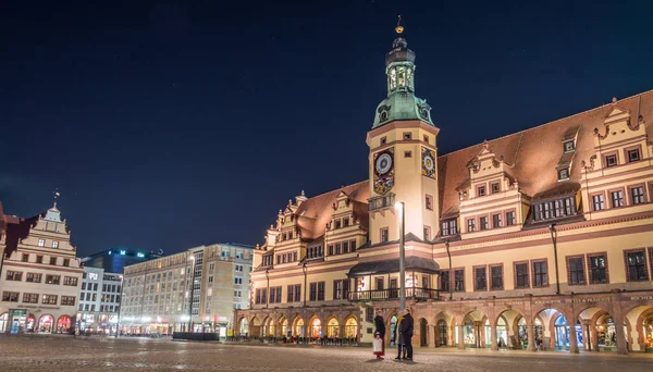 Старая ратуша Лейпцига с Marktplatz ночью — стоковое фото