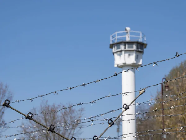 Prikkeldraad met uitkijktoren voormalige grens — Stockfoto