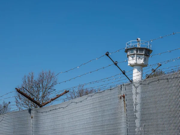 Prikkeldraad hek met Duitse wachttoren grens — Stockfoto