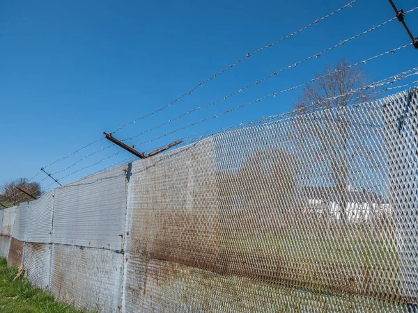 Grensomheining aan een grens — Stockfoto