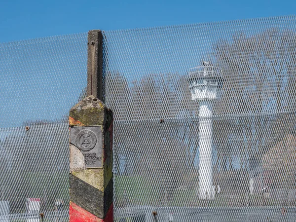Posto fronteiriço da RDA Fronteira interna alemã com torre de vigia — Fotografia de Stock