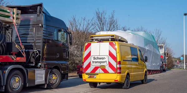 Niemiecki pojazd bezpieczeństwa do eskortowania ciężkiego transportu — Zdjęcie stockowe