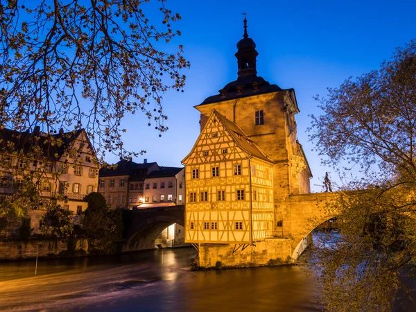 Antiguo Ayuntamiento de Bamberg a la hora azul — Foto de Stock