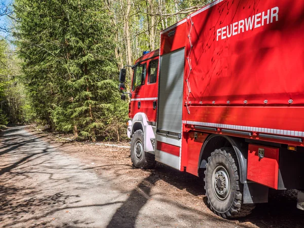 Bosque fuego peligro alemán camión de bomberos — Foto de Stock