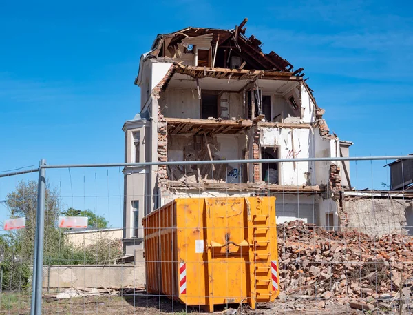 Demolition of a house with rubble container — Stock Photo, Image