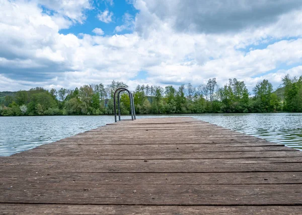 Holzsteg am Badesee — Stockfoto