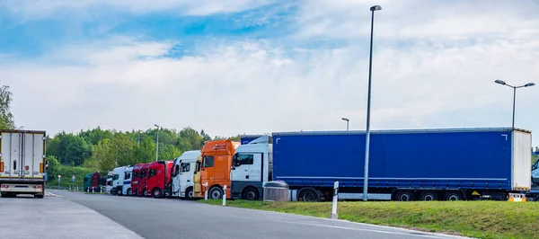 Panorama Ciężarówka na obszarze odpoczynku autostrady — Zdjęcie stockowe